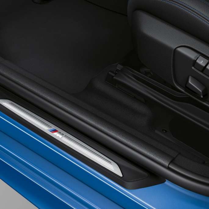 Detaljan prikaz gazišta pragova vrata BMW-a serije 2 Gran Tourer 220d xDrive Model M Sport F46 2018 Estoril Blue metalik boje