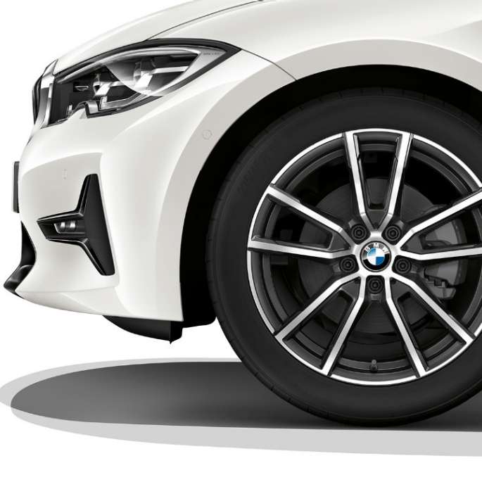 BMW serije 3 Limuzina, Model Sport Line lakometalni kotači. Detaljan prikaz lakometalnih kotača BMW-a serije 3 Limuzina sa značajkama opreme modela Sport Line.