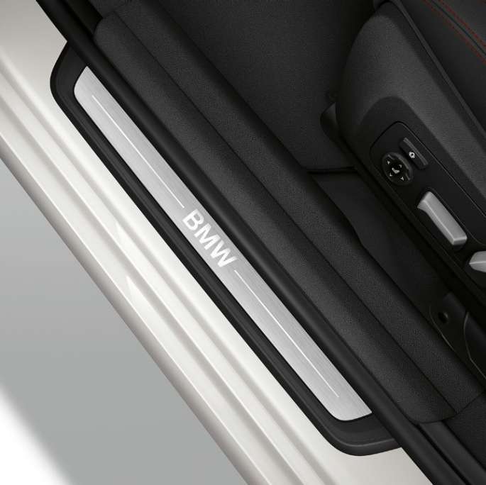 BMW serije 3 Limuzina, ulazni prag Modela Sport Line. Gornji pogled na pragove vrata BMW-a serije 3 Limuzina sa značajkama Modela Sport Line.