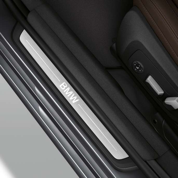 BMW serije 3 Limuzina, ulazni prag Modela Luxury Line. Gornji pogled na pragove vrata BMW-a serije 3 Limuzina sa značajkama Modela Luxury Line.