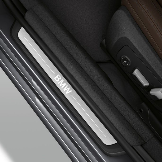 BMW serije 3 Limuzina, ulazni prag Modela Luxury Line. Gornji pogled na pragove vrata BMW-a serije 3 Limuzina sa značajkama Modela Luxury Line.