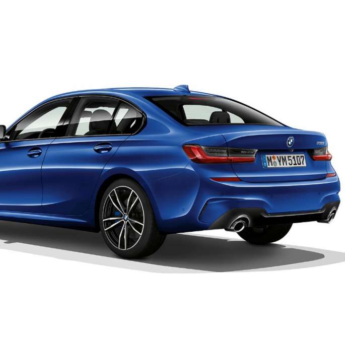 BMW serije 3 Limuzina, Model M Sport stražnji kraj. Tročetvrtinski stražnji prikaz BMW-a serije 3 Limuzina sa značajkama modela M Sport.