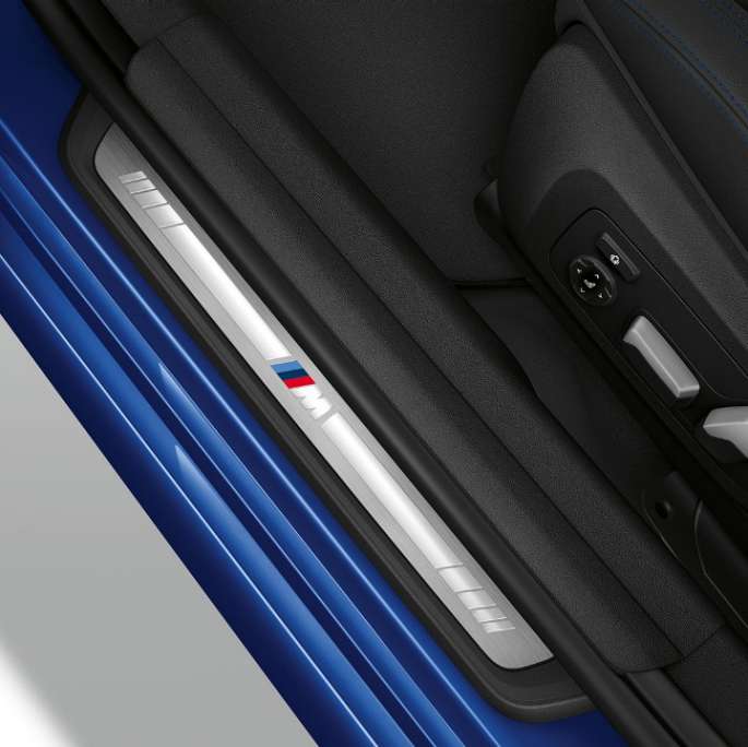 BMW serije 3 Limuzina, ulazni prag Modela M Sport. Gornji pogled na pragove vrata BMW-a serije 3 Limuzina sa značajkama Modela M Sport.