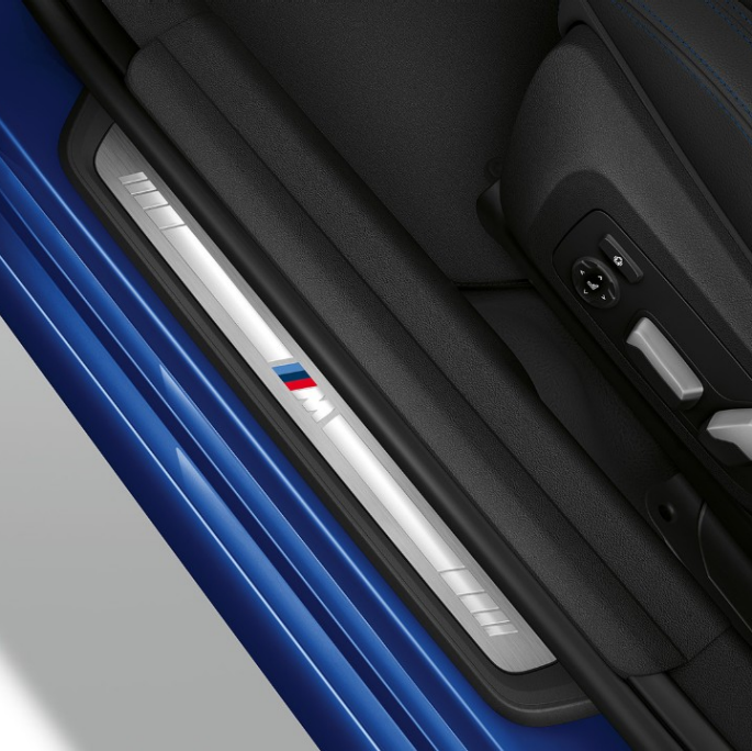 BMW serije 3 Limuzina, ulazni prag Modela M Sport. Gornji pogled na pragove vrata BMW-a serije 3 Limuzina sa značajkama Modela M Sport.