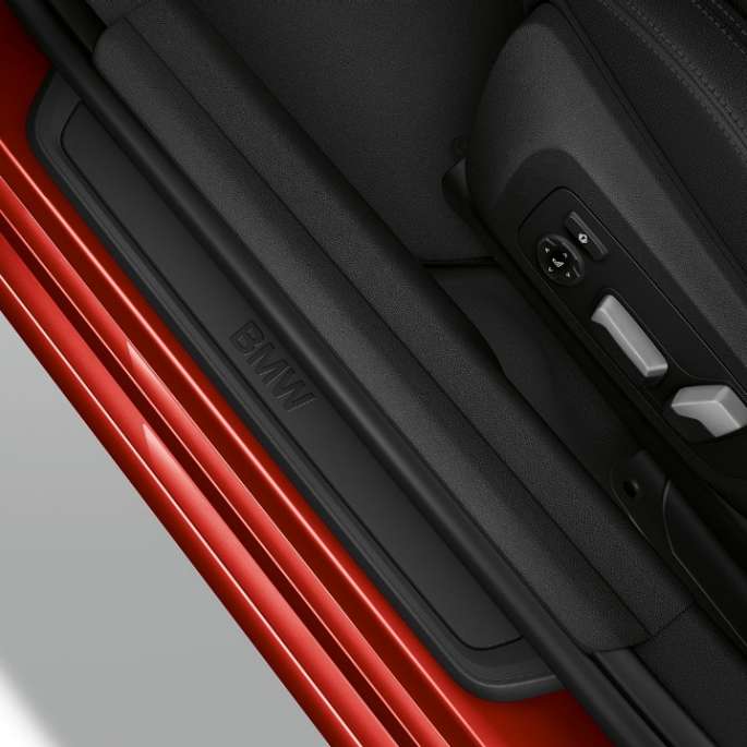 BMW serije 3 Limuzina, ulazni prag Modela Advantage. Gornji pogled na pragove vrata BMW-a serije 3 Limuzina sa značajkama Modela Advantage.